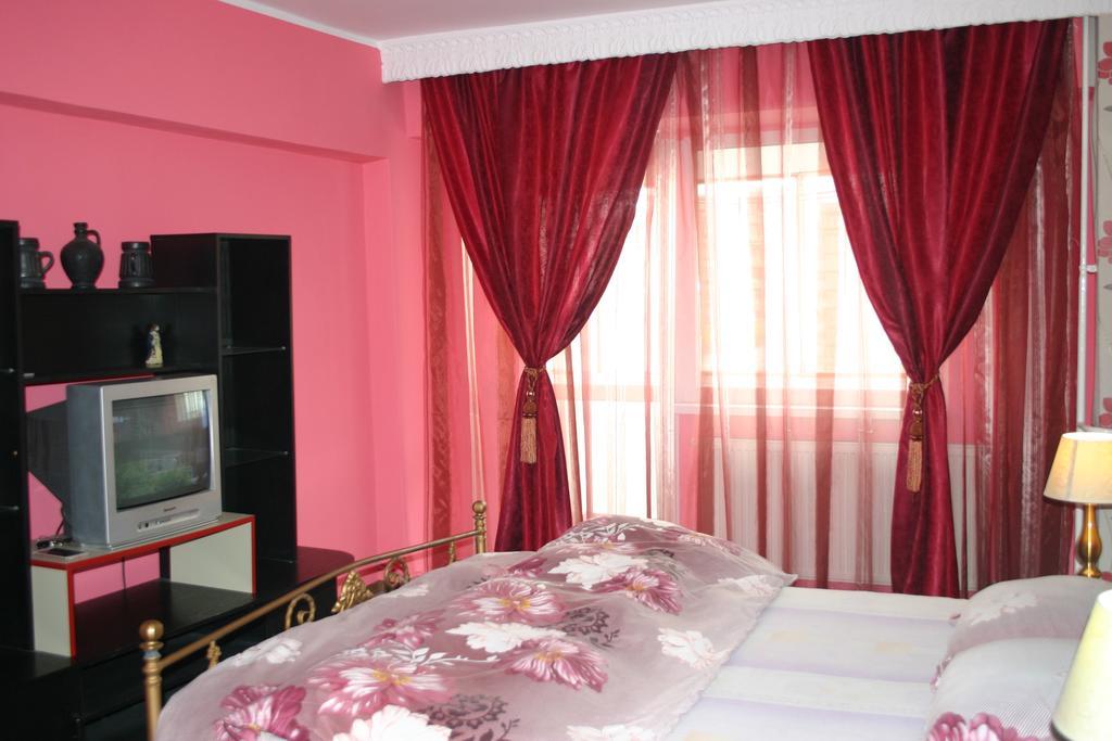 Salonul Rosu Apartment บาเคา ภายนอก รูปภาพ